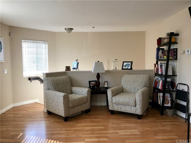 Building Photo - 1250 S Neveen Ln