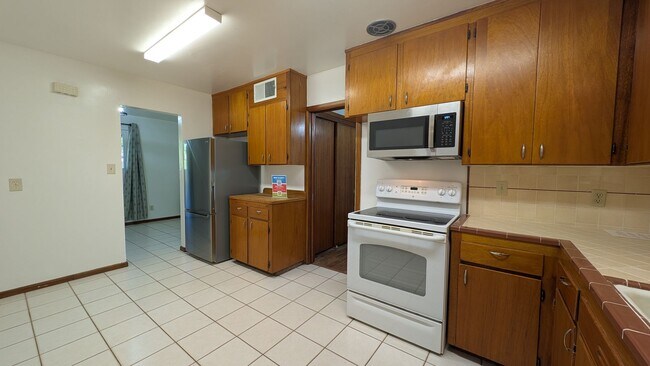 Building Photo - 3 Bedroom Home in the Hudson Manor Community Near S McClintok Dr and E Apache Blvd!