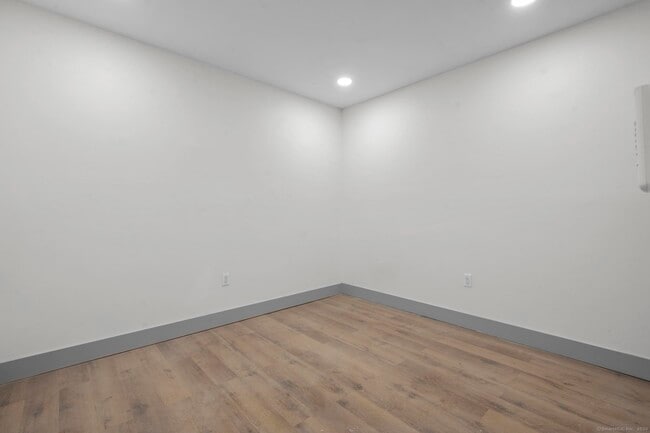 Building Photo - 111 Bank St