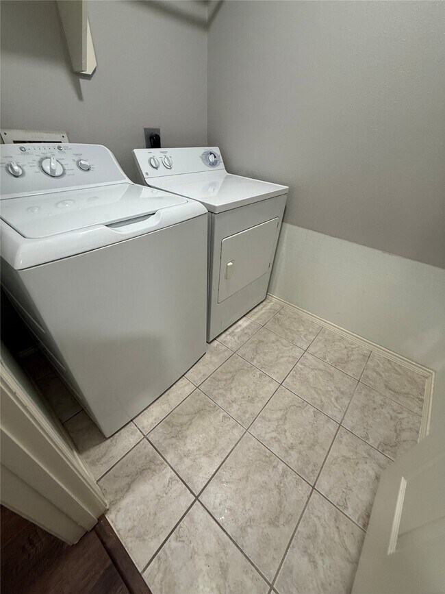 Building Photo - 10226 Antelope Alley