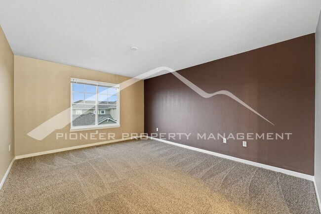 Building Photo - Gorgeous Townhouse with Gas Fireplace and ...