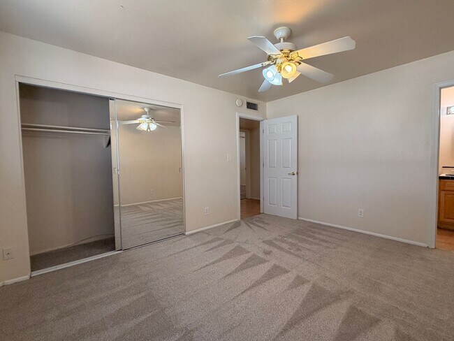 Building Photo - 718 E Manhatton Dr