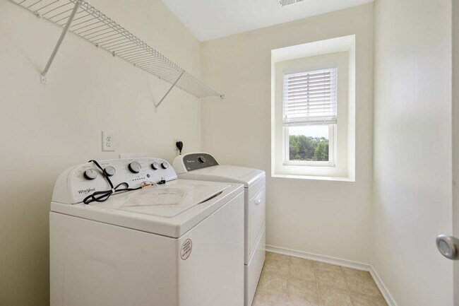 Building Photo - 3 Bedroom Open Concept with Enough Room fo...