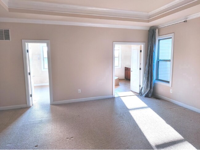Building Photo - Luxurious Single-Family Home in Vibrant One Loudoun!