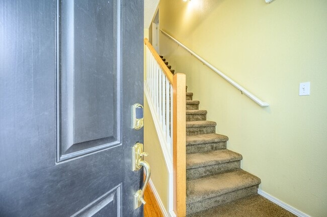 Building Photo - Large 3 Bed, 2.5 Bath Home in McMinnville-...