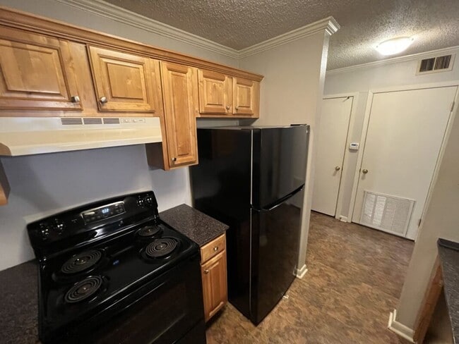 Building Photo - Stylish 2-Bed, 2-Bath Condo in Vibrant Mid...