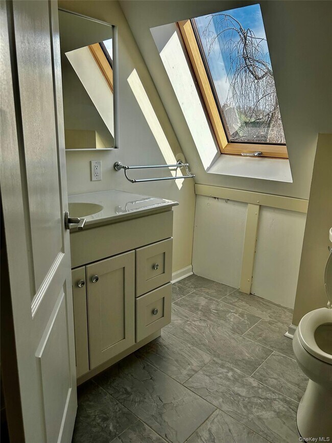 Building Photo - 409 W 261st St