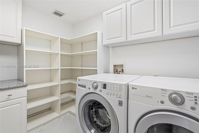 Building Photo - 345 Fairway Dr