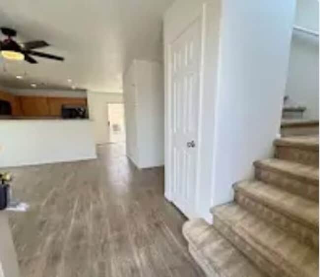 Building Photo - Beautiful 2 bedroom townhouse with garage
