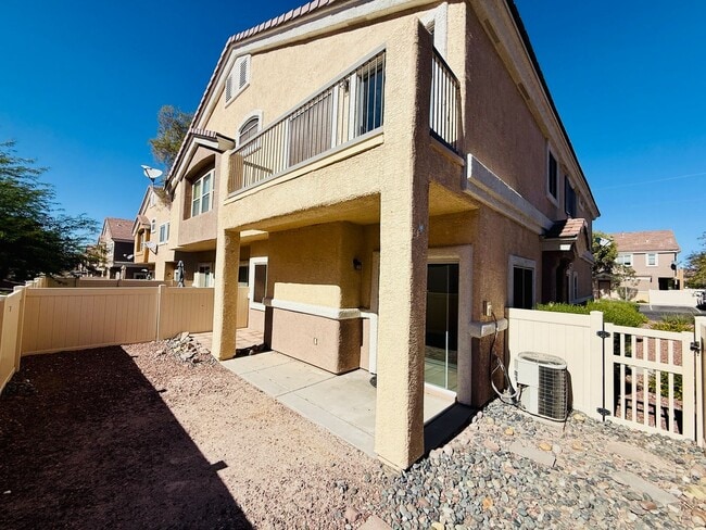 Building Photo - Great Spacious 3 bedroom Townhome Available!