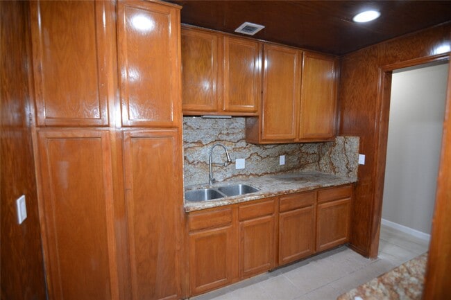 Building Photo - 906 Arrow Lake Dr