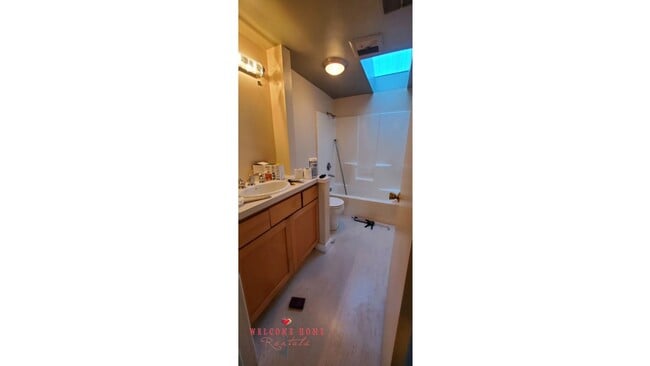 Building Photo - 2 bedroom townhome condo with AMAZING view...