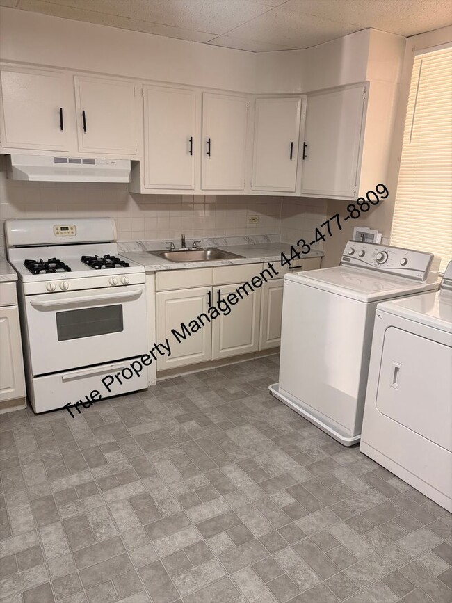 Building Photo - Spacious 3BR Home with Central A/C, 1.5 Baths & Unfinished Basement – Available Now!