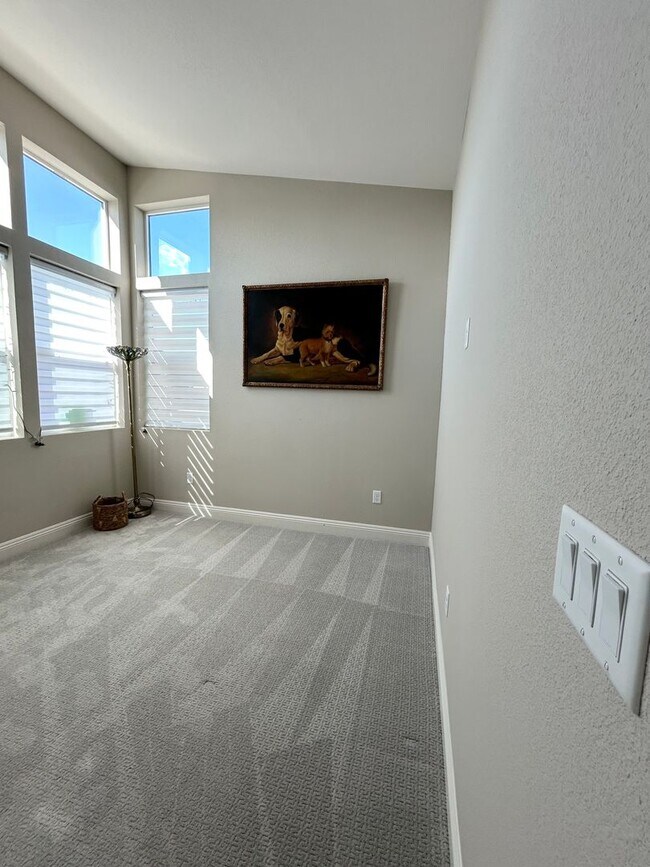 Building Photo - Luxury 55+ Executive Home- Fully Furnished