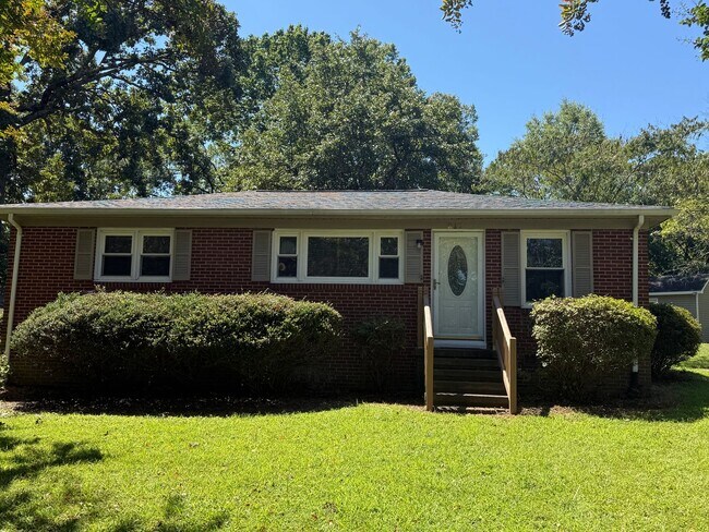 Building Photo - Three bedroom, 1 bath house in Burlington