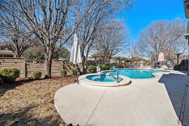 Building Photo - 2112 Bandera Path