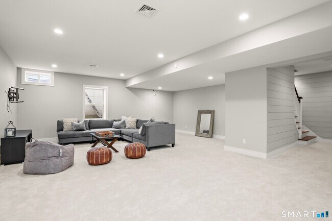 Building Photo - 26 Long Lots Ln