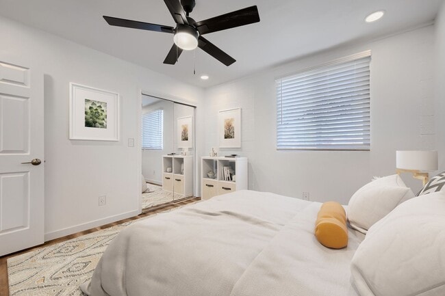 Building Photo - Move in ready unit on Fairway!