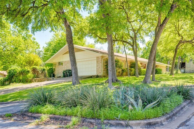 Building Photo - 405 Westbrook Dr
