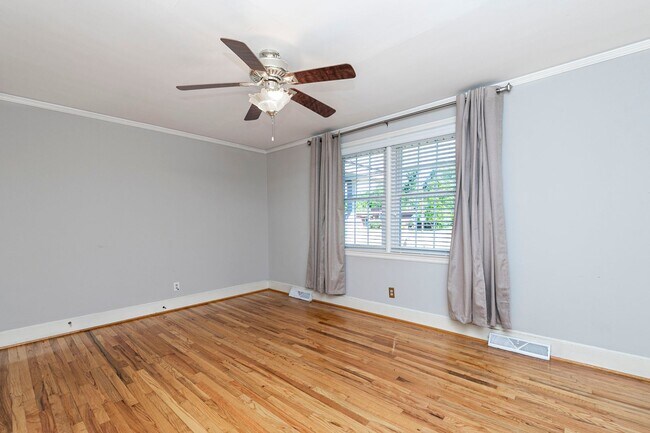 Building Photo - Beautiful rental full of character and charm located in The Avenues of Cayce! Close to USC!