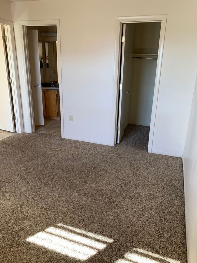 Building Photo - Lower Level Smokey Lane 1 bedroom, 1 bath ...