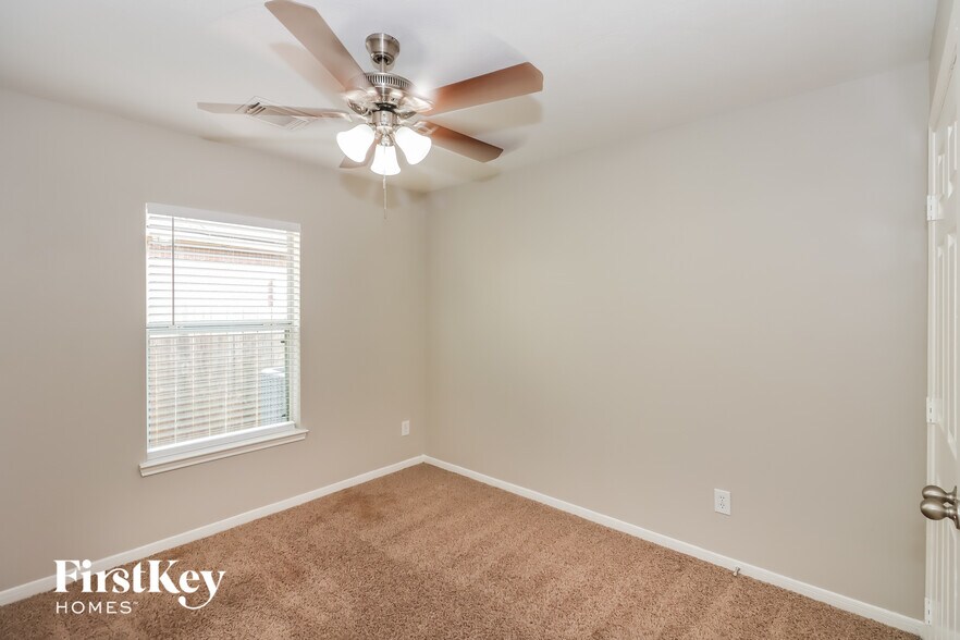 Building Photo - 2726 Lakecrest Way Dr