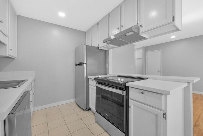 Building Photo - Modern 1BD Retreat with Dishwasher, Pool & Spa