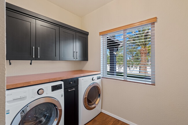 Building Photo - 2882 S Palmer Dr