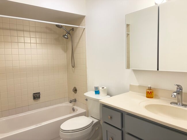 Building Photo - 1104 Castilian Ct