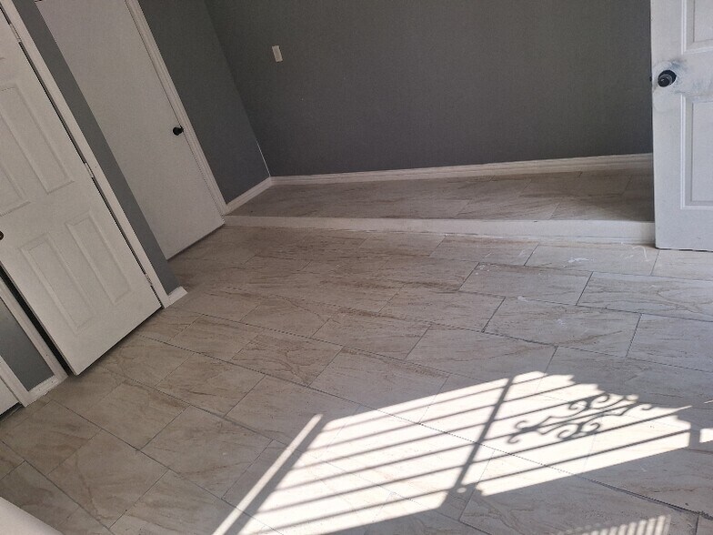 Building Photo - 2123 Chatham Square Ct