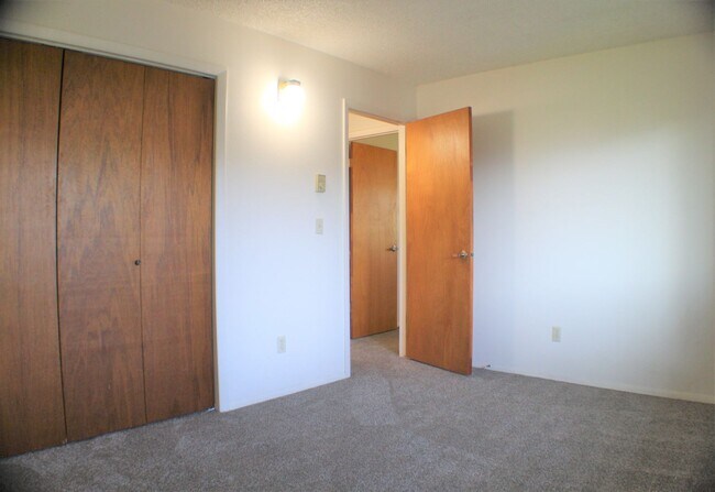 Building Photo - Large 2 bedroom 1 bathroom in the heart of...
