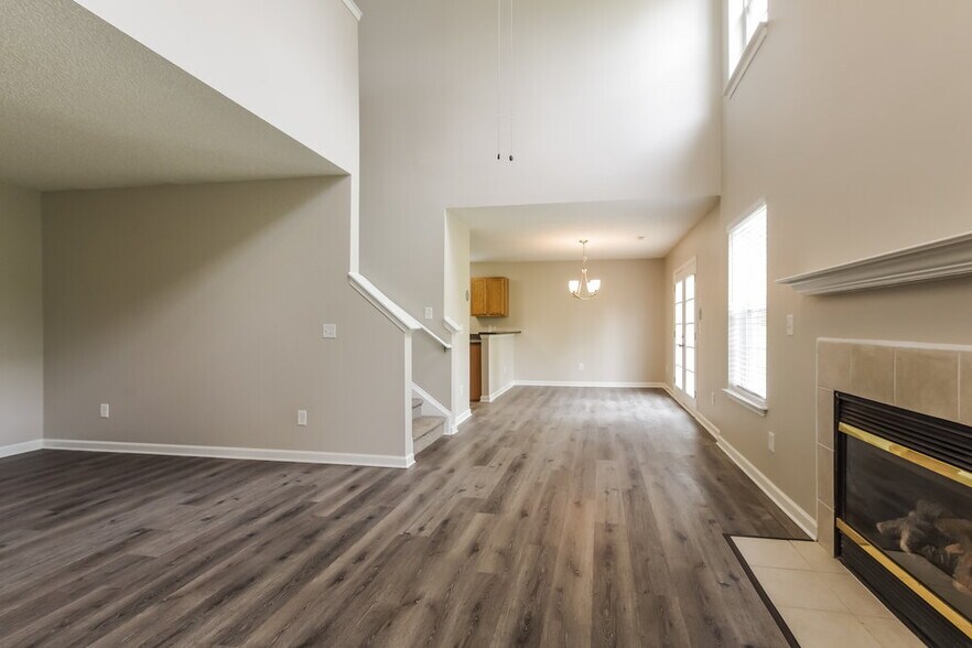 Building Photo - 555 River View Dr