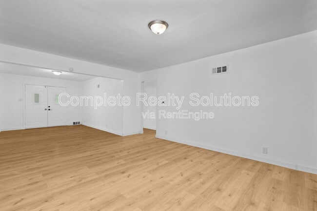 Building Photo - 6127 Lucille Ave
