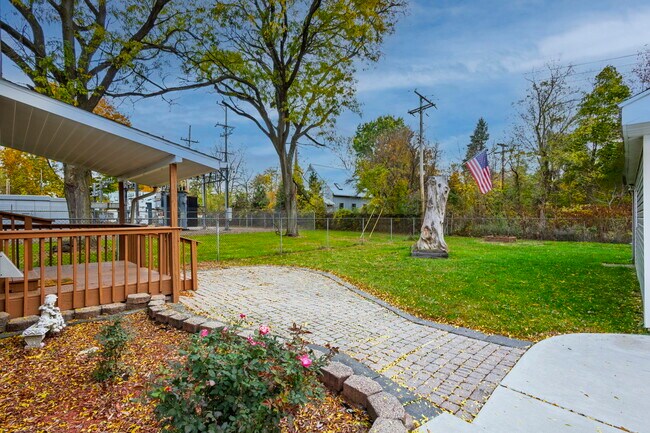 Building Photo - 9156 Elizabeth St