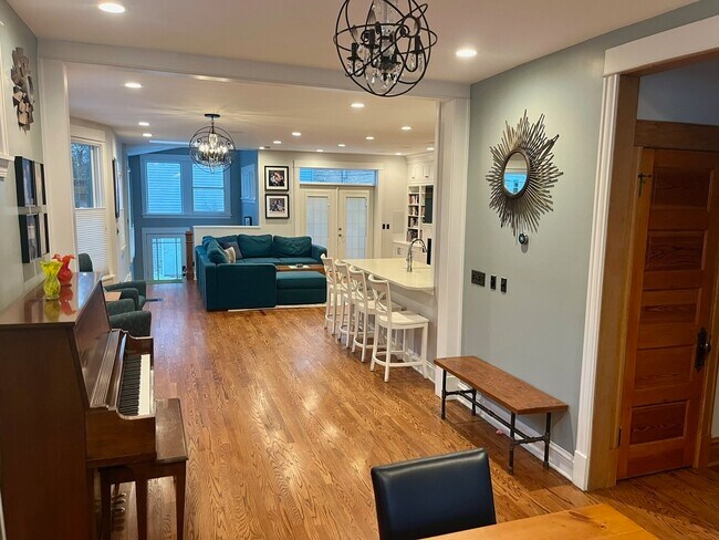 Building Photo - 3700 N Hermitage Ave