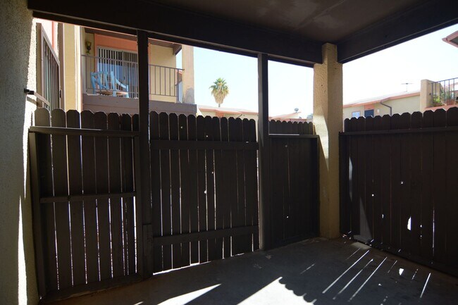 Building Photo - Remodeled 1 Bedroom 1 Bath Condo! Great Central Tucson Location!