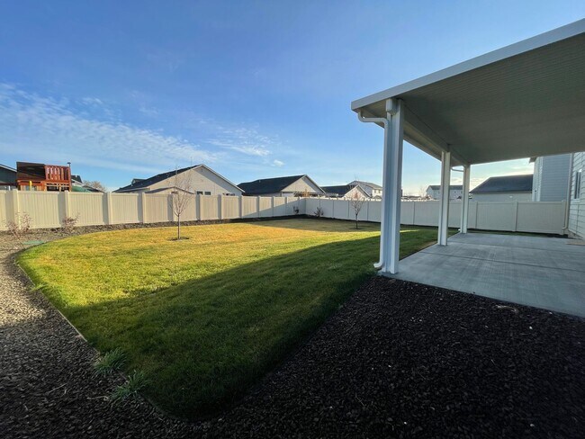Building Photo - Newer 4 Bed / 2.5 Bath House For Rent _ Pl...