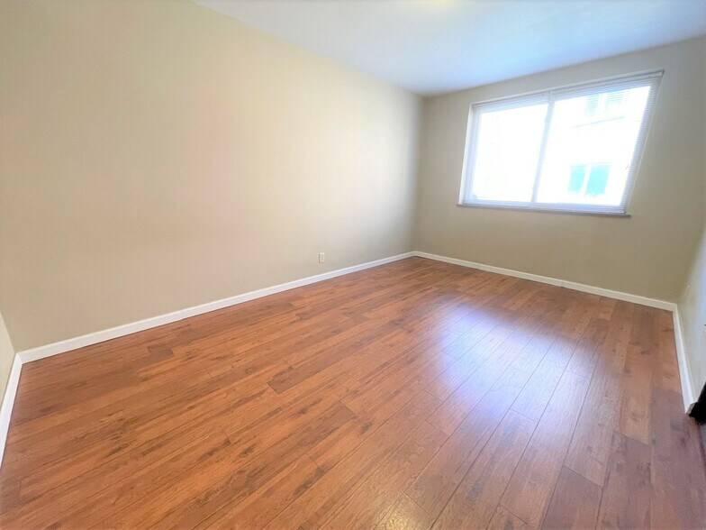 Building Photo - 5712 Phillips Ave