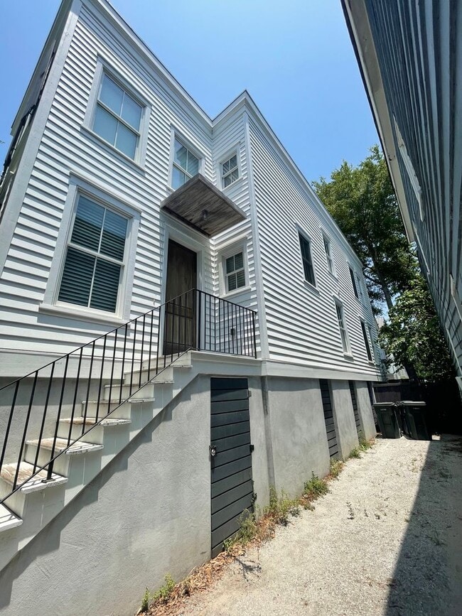 Building Photo - 56 America St