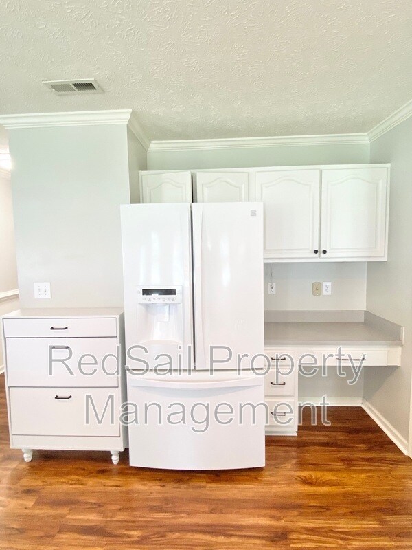 Building Photo - 200 Halles Run