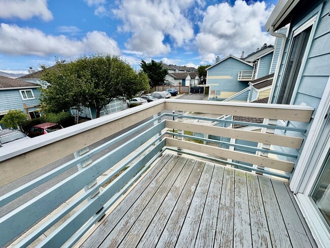 Building Photo - Stylish 3Bed/2.5Ba Daly City Home with Mod...