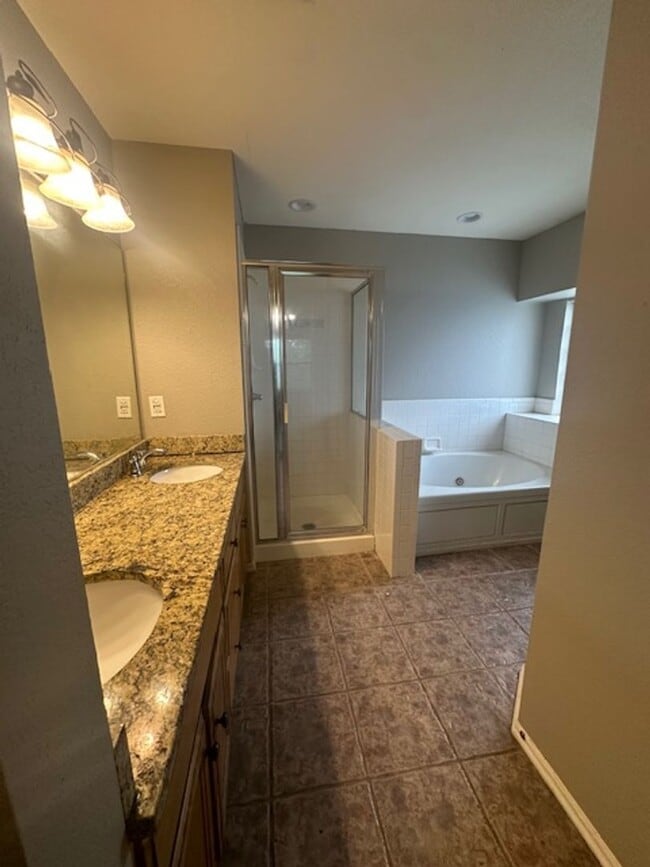 Building Photo - Spacious 4 bd, 2 bath - Converted garage f...