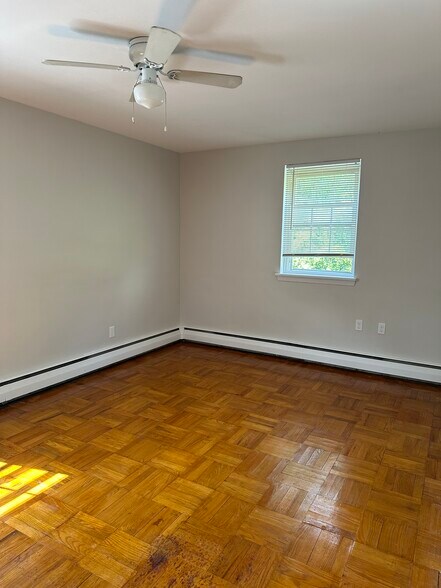 Building Photo - 24 S Brookside Rd
