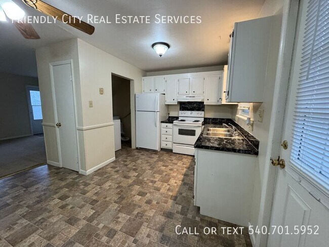 Building Photo - 447 S Main St