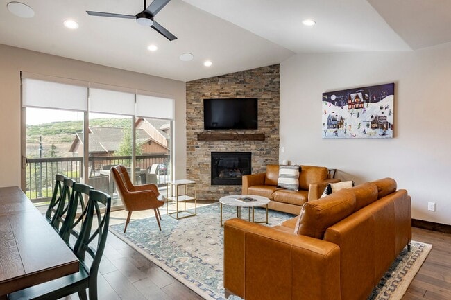 Building Photo - Fully Furnished Luxury Home in Black Rock ...