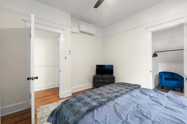 Building Photo - 6229 N Wayne Ave