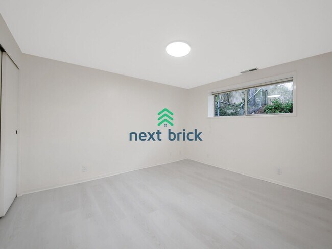 Building Photo - 6 Bed and 3 Bath Single Family Home Available Now!