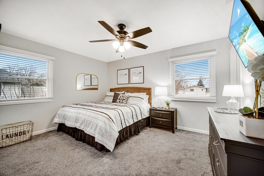 Building Photo - 560 Kathleen Dr