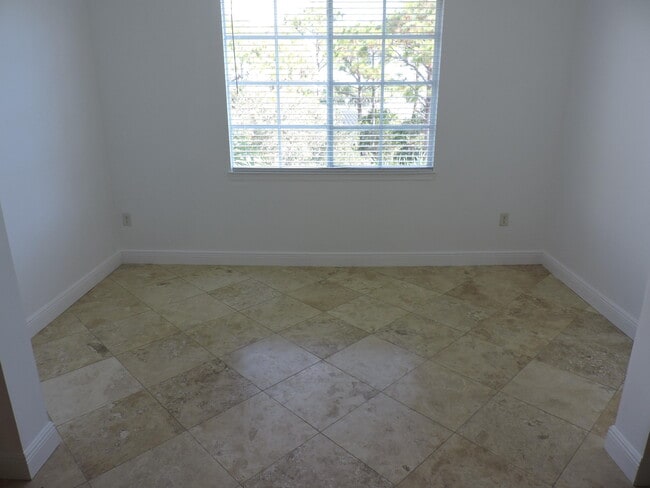 Building Photo - 730.5 Myrtlewood Cir W