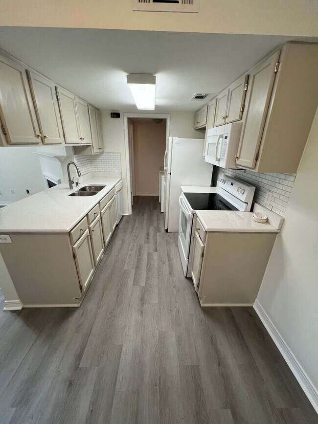 Building Photo - Nice 2 bedroom townhouse ready to go with covered parking!